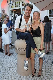 Simon Lohmeyer und Janin Ullmann beim "Ein Abend mit Franciacorta" Event in der Villa Wagner am 23.07.2019 in München. (©Foto:Gisela Schober/Getty Images für Franciacorta)